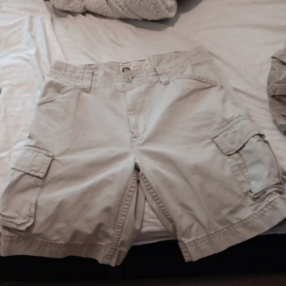 Dockers Men's Beige Cargo Shorts VINTAGE ! SIZE 32 BUT WILL FIT A 33 INCH WAIST